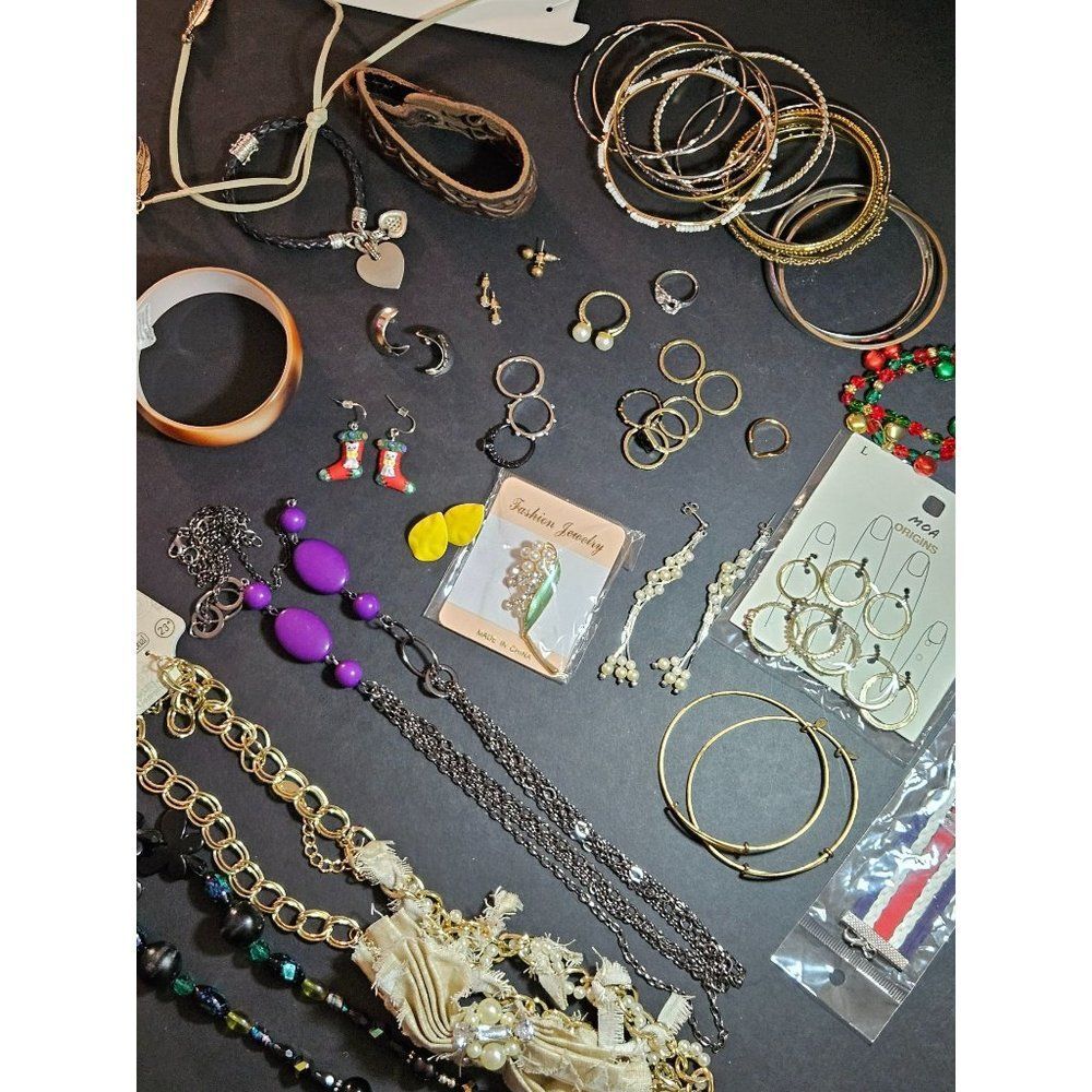 Wearable jewelry lot / bundle